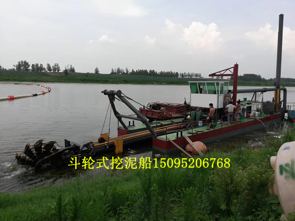 斗轮式挖泥船