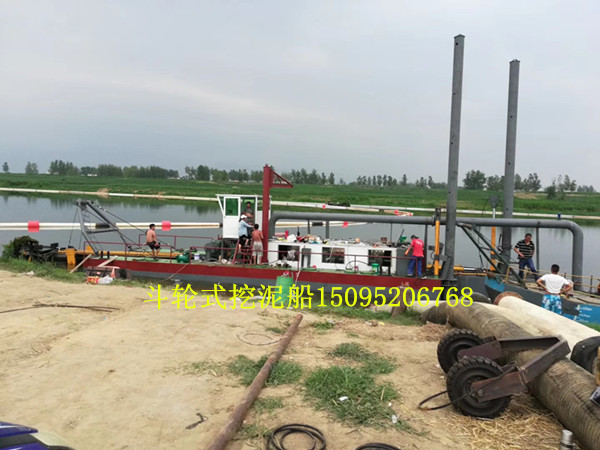 200立方斗轮式挖泥船